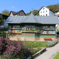 Z obnovo meščanskega čebelnjaka so idrijski čebelarji začeli 
poučno, osveščevalno in turistično zgodbo.