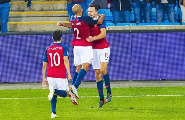 Veselje Norvežanov ob edinem zadetku, ki ga je dosegel Ole 
Selnaess (št. 18)
