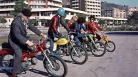 Tomos je s svojimi modeli  motorjev dosegel prepoznavnost tudi na 
dirkalnih stezah in v tujini. 