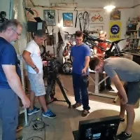 Utrinek s snemanja filma Tomos: Narejeno v Jugoslaviji.