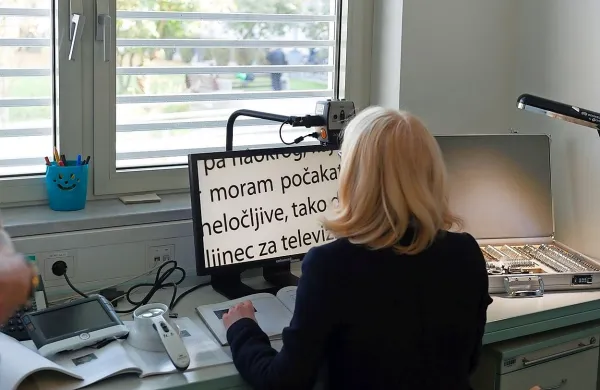 Del celovite rehabilitacije je človeka z  minimalnim preostankom 
vida naučiti tega čim bolje uporabljati za samostojno življenje.  