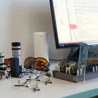 Očala in povečevalna stekla so le delček nujnih pripomočkov. 