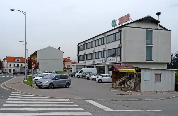 Zunanja vrsta parkirišča pri Javorjevem salonu naj bi postala 
občinska, vrsta ob stavbi pa naj bi  ostala bodočim lastnikom 
stavbe.  