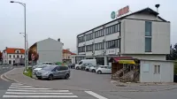 Zunanja vrsta parkirišča pri Javorjevem salonu naj bi postala 
občinska, vrsta ob stavbi pa naj bi  ostala bodočim lastnikom 
stavbe.  
