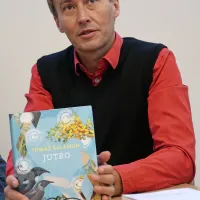 Pesnik  Aleš Šteger se je na nedavni predstavitvi knjige v Ljubljani 
spominjal, kako je leta 2009 s Šalamunom posnel niz intervjujev. 
Knjigo Jutro sklene prepis pogovora z dveh srečanj.
