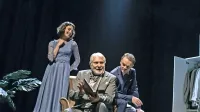 V Zadnjih lunah, ki so  na odru Gledališča Koper zaživele januarja,  
ob Borisu Cavazzi (v sredini) igrata Anja Drnovšek in Rok Matek. 