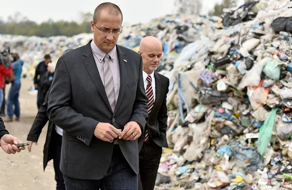 Minister Jure Leben si je včeraj ogledal razmere v ljubljanski Snagi, kjer na dvorišču skladiščijo več kot 2000 ton odpadne embalaže.    