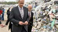 Minister Jure Leben si je včeraj ogledal razmere v ljubljanski Snagi, kjer na dvorišču skladiščijo več kot 2000 ton odpadne embalaže.    