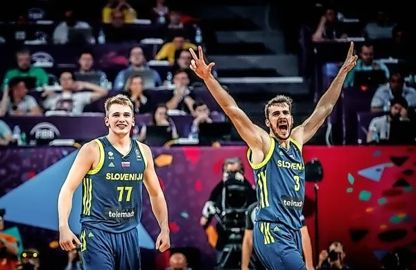 Luka Dončić (levo) in Goran Dragić bosta tekmeca v ligi NBA.