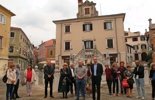 Stranka Levica je včeraj s podporo politikov in kritične javnosti 
pred vodnjakom Da Ponte opozorila na neprimeren odnos oblasti 
do kulturne dediščine. 