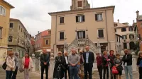 Stranka Levica je včeraj s podporo politikov in kritične javnosti 
pred vodnjakom Da Ponte opozorila na neprimeren odnos oblasti 
do kulturne dediščine. 