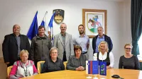 Robert Smrdelj (stoji v sredini) z nekaj kandidati za občinske 
svetnike. 
