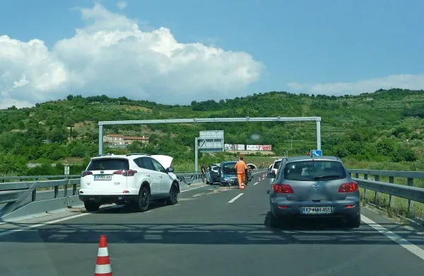 Sredi  junija  letos se je prometna nesreča zgodila pred markovškim 
predorom in za nekaj časa ohromila promet.   