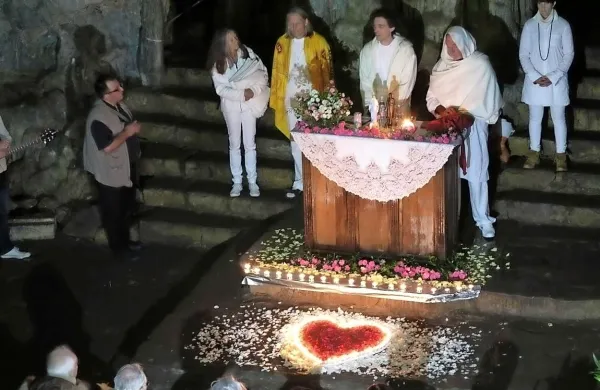 Na obredih so Turoffovi privrženci oblečeni v belo in v jamo 
prinašajo bele lilije.