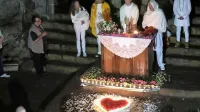 Na obredih so Turoffovi privrženci oblečeni v belo in v jamo 
prinašajo bele lilije.