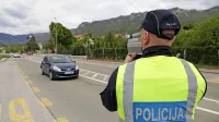 Domače mobilne aplikacije voznike z glasovnim sporočilom 
obvestijo o aktualnih radarskih kontrolah. 