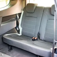 Zadnja klop je bolj primerna za otroke in hitro snemljiva.