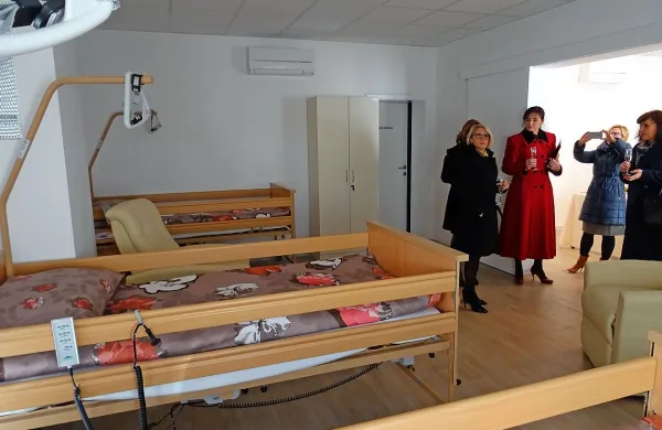 Uporabniki centra Ruj, ki so se takole pred časom fotografirali za naš časopis,  se v centru večinoma 
družijo tudi zdaj, ko so njegove storitve plačljive. 