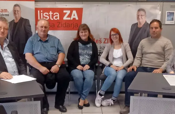 Aleš Zidar (levo) z nekaj kandidati z njegove liste za občinski 
svet.