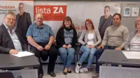 Aleš Zidar (levo) z nekaj kandidati z njegove liste za občinski 
svet.
