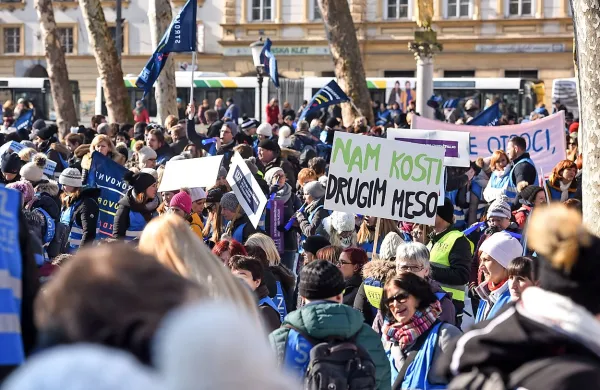 Sindikati javnega sektorja so pozimi stavko začeli, vendar so jo  
morali prekiniti, ker je Miro Cerar odstopil in je vlada opravljala le 
še tekoče posle. 