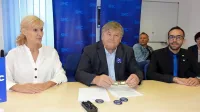 Koprska SMC bo na lokalnih volitvah nastopila z županskim 
kandidatom Viktorjem Markežičem (v sredini). Med kandidati za 
občinske svetnike bo tudi Lilijana Kozlovič. 