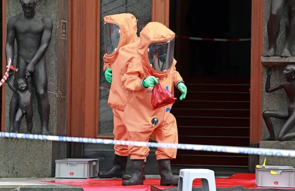 Pošiljki belega prahu za državni zbor in Eugenijo Carl