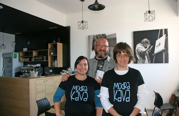 Aleksandra Belle Rodigues, Marko Strle in Milena v piranski 
kavarni in knjigarni Modra kava. 