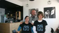 Aleksandra Belle Rodigues, Marko Strle in Milena v piranski 
kavarni in knjigarni Modra kava. 