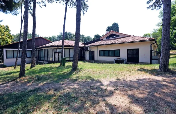 Počitniški dom na Debelem rtiču v zadnjih letih sameva v 
pričakovanju večjega števila beguncev.