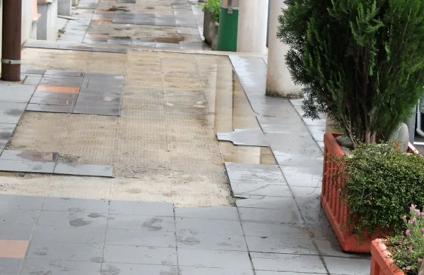 Pločnik v C3 že leta kaže žalostno podobo.   