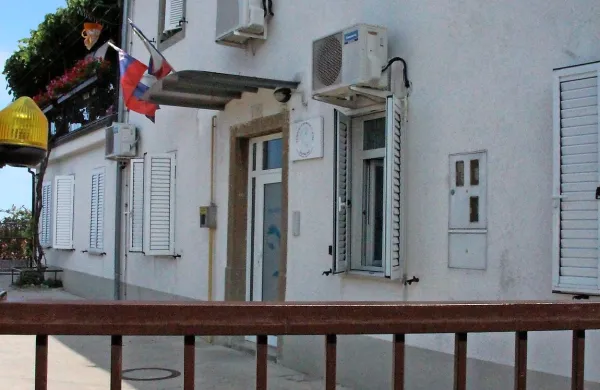 Za vrati vrtca Delfino blu v Hrvatinih se je po prepričanju tožilstva 
nekdanja vzgojiteljica znašala nad nemočnimi malčki.