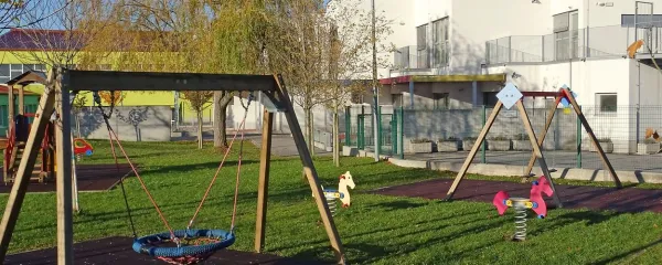 Divaška občina je do letos s pomočjo denarja iz različnih virov 
energetsko prenovila  že skoraj polovico javnih stavb, nov otroški 
vrtec (na fotografiji desno) pa je zgradila z denarjem Eko sklada.   