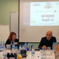 Igor Akrapovič se je v sredo v Postojni udeležil gospodarskega 
foruma, ki ga je organizirala postojnska območna gospodarska 
zbornica.
