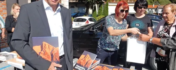 Zdravko Likar s knjigo Kobariška republika na praznovanju 75. 
obletnice  ustanovitve svobodnega ozemlja. 