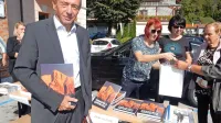 Zdravko Likar s knjigo Kobariška republika na praznovanju 75. 
obletnice  ustanovitve svobodnega ozemlja. 
