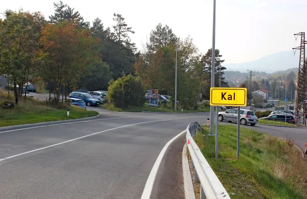 Na cesti skozi Kal vozniki zaradi opilkov, ki padajo s tovornjakov, 
pogosto preluknjajo avtomobilske pnevmatike.