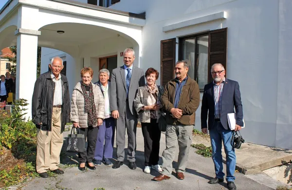 Na srečanju vojnih sirot so se zbrali (z leve): Silvan Vidrih, Ana  
Bubnič, Marica Okretič, Erna Matko Volk in Ivan Vidmar. Na desni 
je Ernest Margon, v sredini pa pivški župan Robert Smrdelj.
