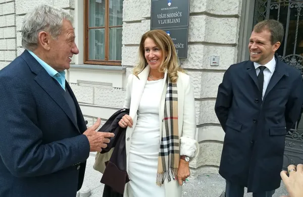 Milan Mandarić (levo) ter odvetnika Carmen Dobnik in Jernej Kos     
obnašanje Popovičevih razumejo kot zavlačevanje in izigravanje 
postopkov.