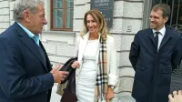 Milan Mandarić (levo) ter odvetnika Carmen Dobnik in Jernej Kos     
obnašanje Popovičevih razumejo kot zavlačevanje in izigravanje 
postopkov.