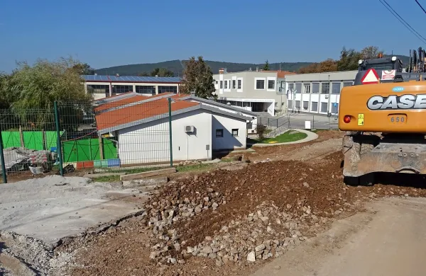 Vrtec v Hrpeljah bodo razširili in ga nadzidali ter tako pridobili 
veliko kuhinjo, dve igralnici, večnamenski prostor in zbornico za 
osebje. 