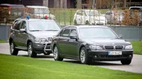 Vozniki morajo ravnati enako, če naletijo na vozila, ki spremljajo 
varovane osebe, ali na vozila ministrov, ki si omislijo vožnjo z 
lučkami.