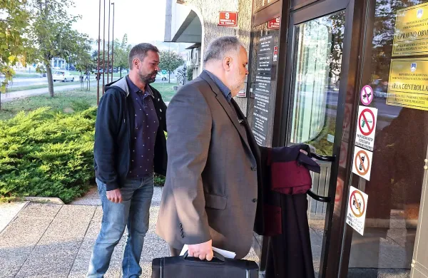 Sebastjana Kokla (levo) zagovarja odvetnik Bojan Pečnik.