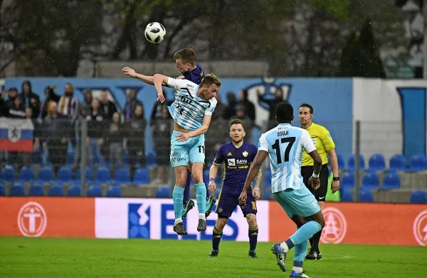 Mariborčani (v vijoličastih dresih) se v športnem parku praviloma 
počutijo domače. 