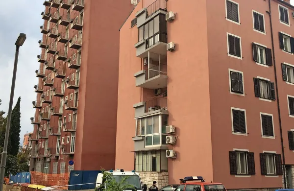  Ob odpadanju kosov stekla z objekta se na srečo nihče ni 
poškodoval.