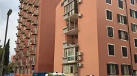  Ob odpadanju kosov stekla z objekta se na srečo nihče ni 
poškodoval.