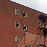 Dotrajani okenski okvirji in šipe so popustili ob prepihu, ki ga je v 
bloku ustvarila burja.