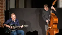 Kot glavni zvezdi sta nastopila pevec in kitarist Chris Eckman ter kontrabasist  Žiga Golob. 