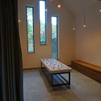 Poslovilni prostor s pokončnimi okni