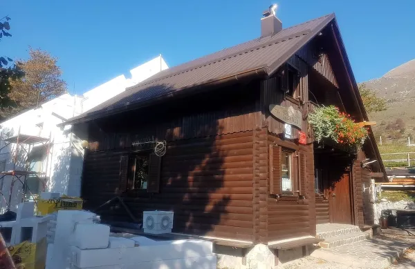 V prizidku bodo uredili kuhinjo, sanitarije in tri sobe.